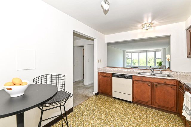 2525 S Shore DRIVE #6B, Milwaukee, WI 53207