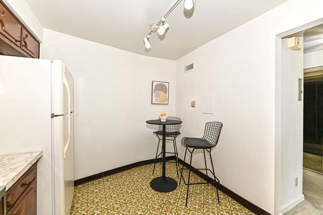 2525 S Shore DRIVE #6B, Milwaukee, WI 53207