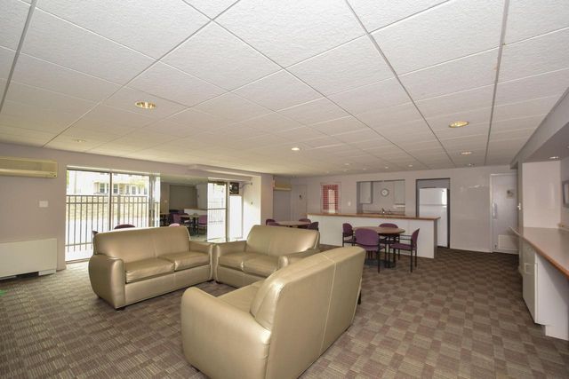 2525 S Shore DRIVE #6B, Milwaukee, WI 53207