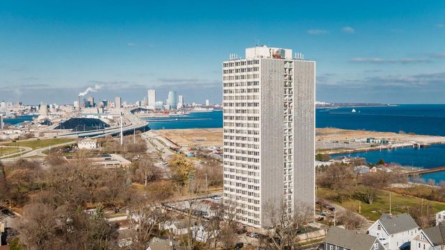 2525 S Shore DRIVE #6B, Milwaukee, WI 53207