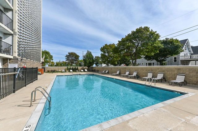 2525 S Shore DRIVE #6B, Milwaukee, WI 53207