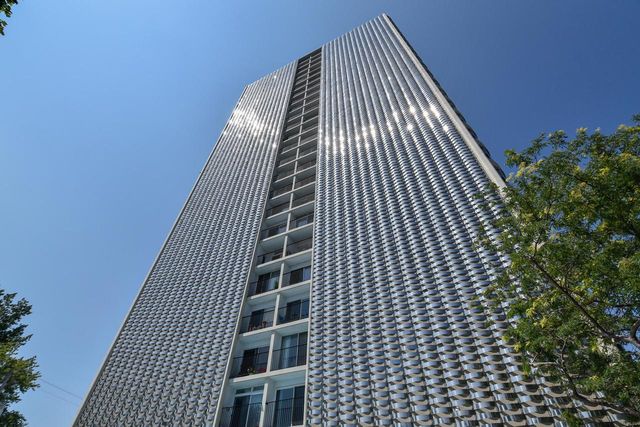 2525 S Shore DRIVE #6B, Milwaukee, WI 53207