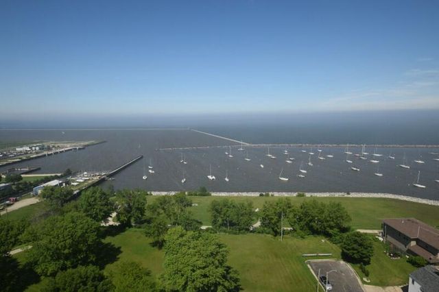 2525 S Shore DRIVE #6B, Milwaukee, WI 53207