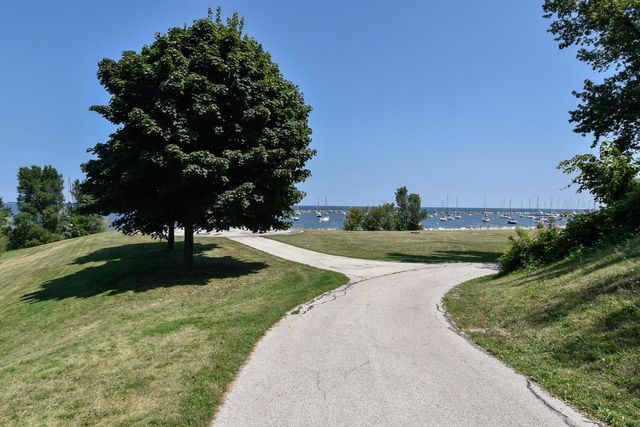 2525 S Shore DRIVE #6B, Milwaukee, WI 53207