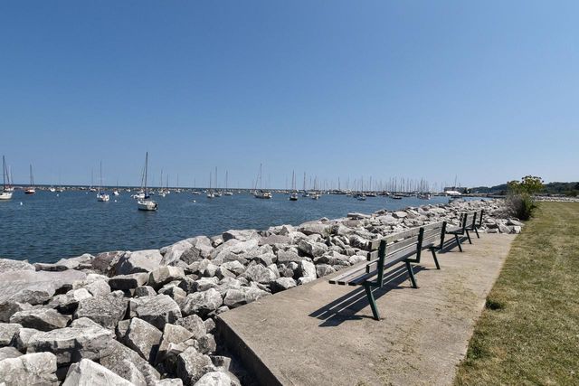 2525 S Shore DRIVE #6B, Milwaukee, WI 53207