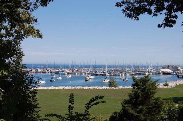 2525 S Shore DRIVE #6B, Milwaukee, WI 53207