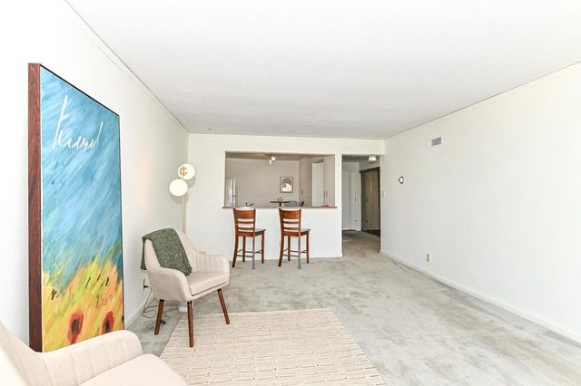 2525 S Shore DRIVE #6B, Milwaukee, WI 53207