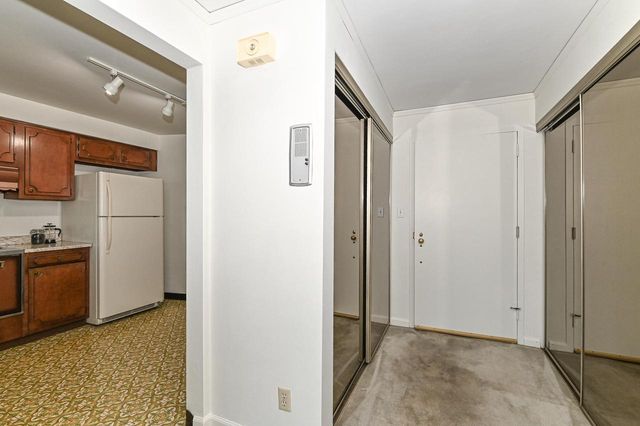 2525 S Shore DRIVE #6B, Milwaukee, WI 53207