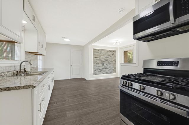 307 Midway Drive, Baytown, TX 77521
