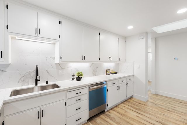 4072 Oak Hill Rd, Oakland, CA 94605