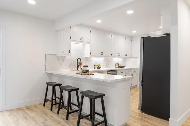 4072 Oak Hill Rd, Oakland, CA 94605