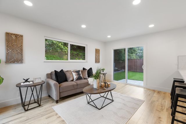 4072 Oak Hill Rd, Oakland, CA 94605