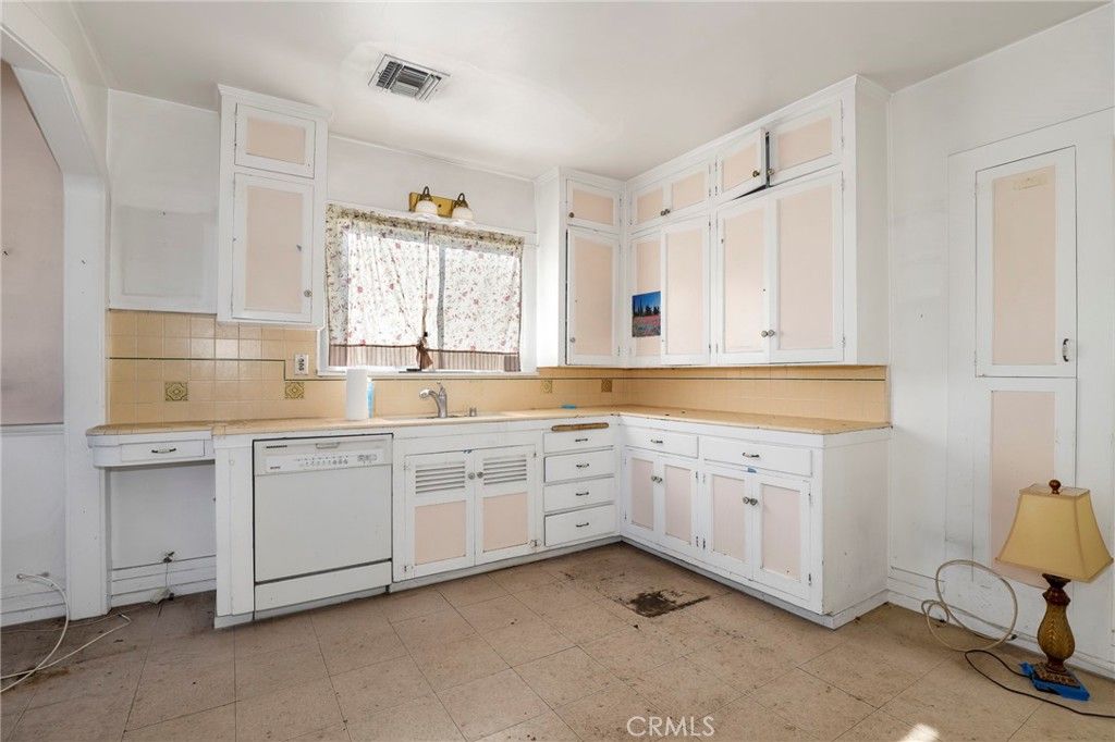 Image 11 of property listing at 2621 Silver Ridge, Los Angeles, CA 90039