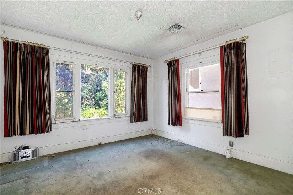 Image 14 of property listing at 2621 Silver Ridge, Los Angeles, CA 90039