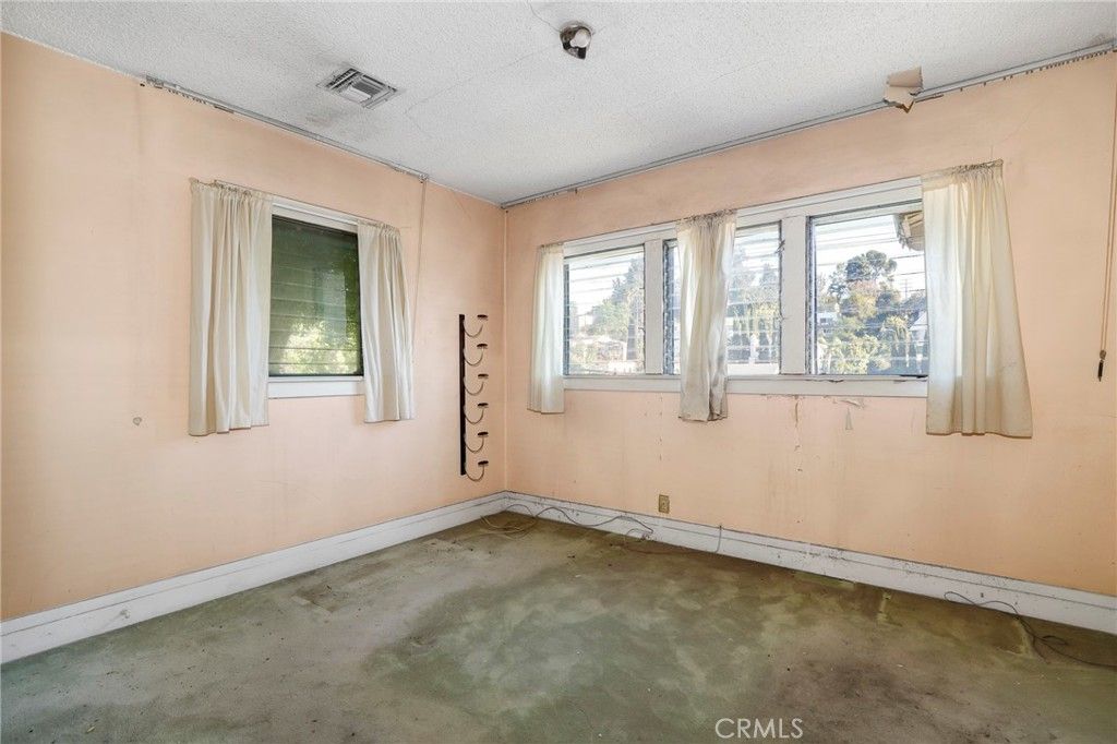 Image 16 of property listing at 2621 Silver Ridge, Los Angeles, CA 90039