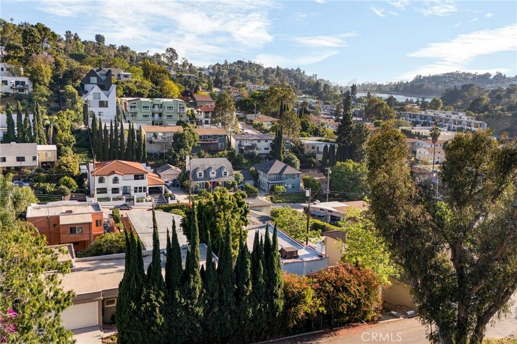 Image 3 of property listing at 2621 Silver Ridge, Los Angeles, CA 90039