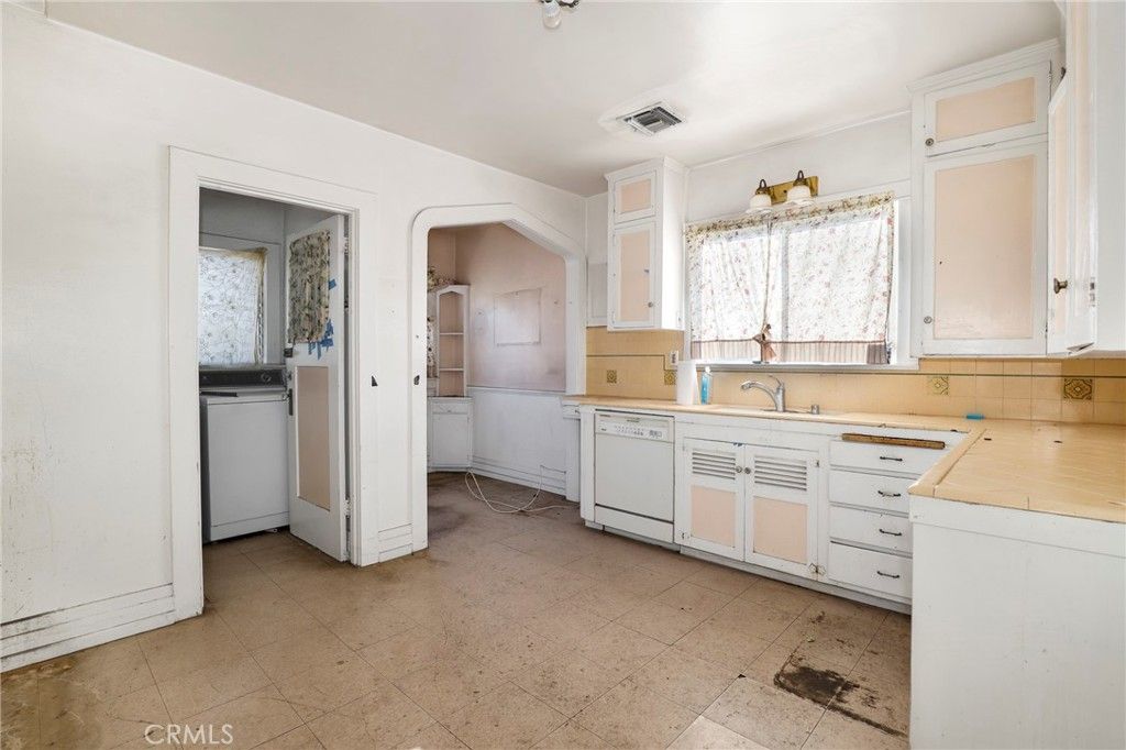 Image 9 of property listing at 2621 Silver Ridge, Los Angeles, CA 90039