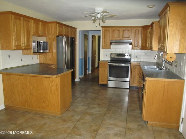 10 Hendrickson Drive, Cream Ridge, NJ 08514
