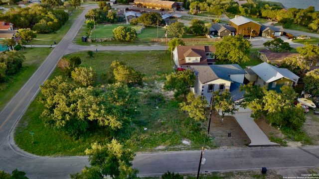 119 FRIENDLYWOOD DR, Canyon Lake, TX 78133