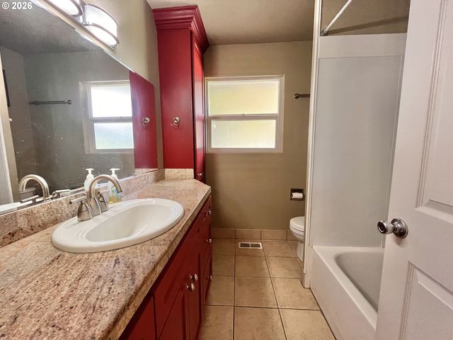 15550 Se MILLMAIN Dr, Portland, OR 97233