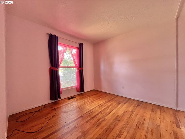 15550 Se MILLMAIN Dr, Portland, OR 97233