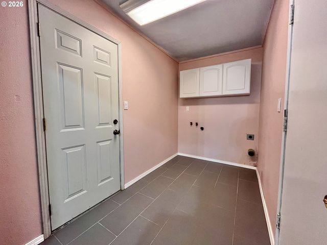 15550 Se MILLMAIN Dr, Portland, OR 97233