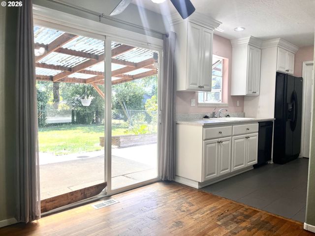 15550 Se MILLMAIN Dr, Portland, OR 97233