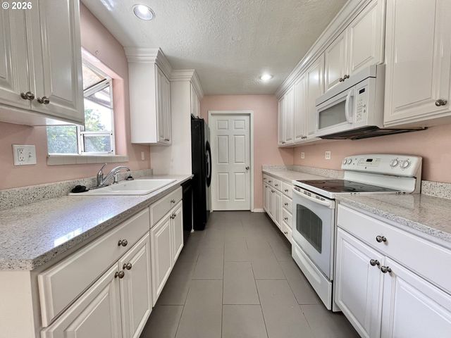 15550 Se MILLMAIN Dr, Portland, OR 97233