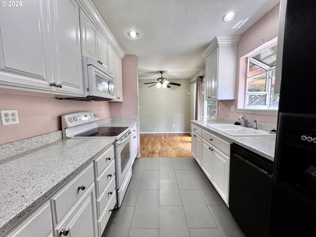 15550 Se MILLMAIN Dr, Portland, OR 97233