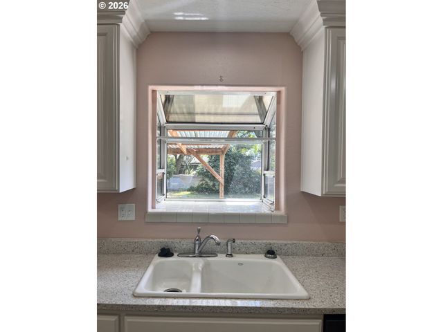 15550 Se MILLMAIN Dr, Portland, OR 97233