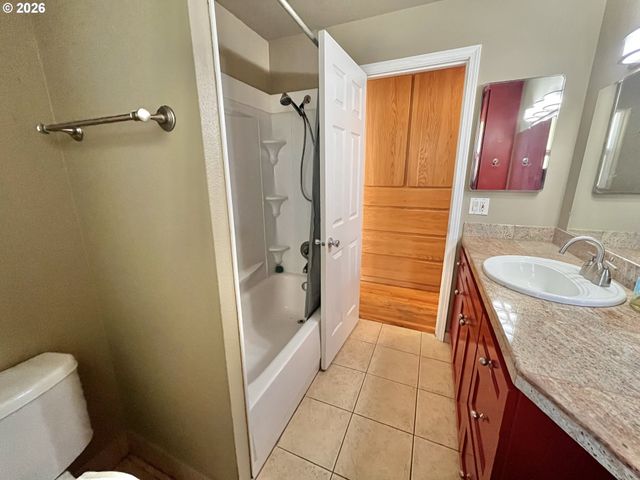 15550 Se MILLMAIN Dr, Portland, OR 97233