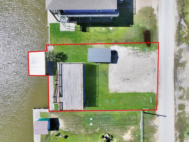 1515 Mabry Street, Gilchrist, TX 77617
