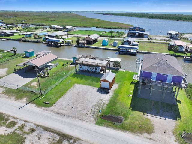1515 Mabry Street, Gilchrist, TX 77617