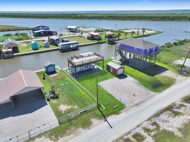 1515 Mabry Street, Gilchrist, TX 77617