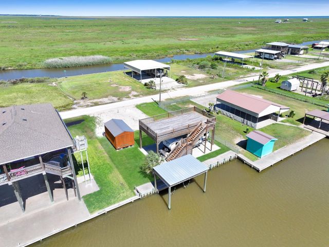 1515 Mabry Street, Gilchrist, TX 77617