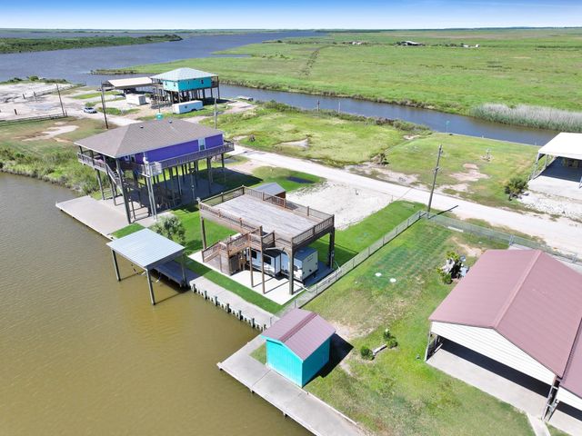 1515 Mabry Street, Gilchrist, TX 77617