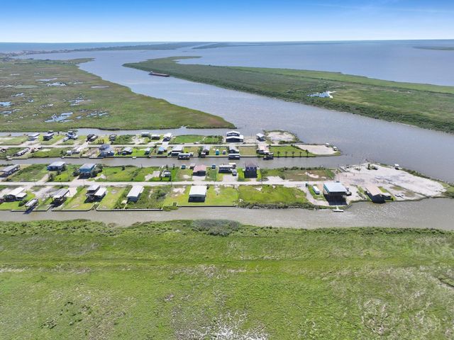 1515 Mabry Street, Gilchrist, TX 77617