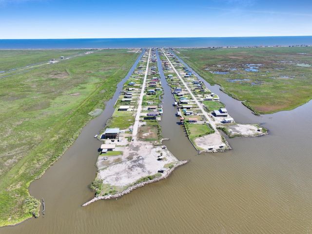 1515 Mabry Street, Gilchrist, TX 77617