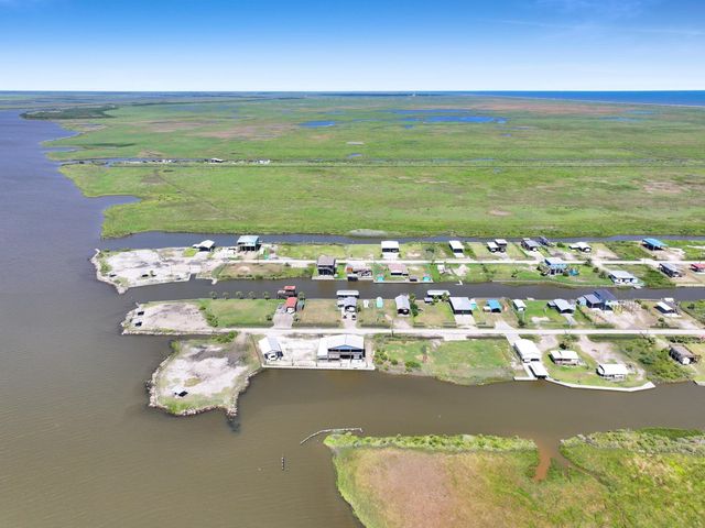 1515 Mabry Street, Gilchrist, TX 77617