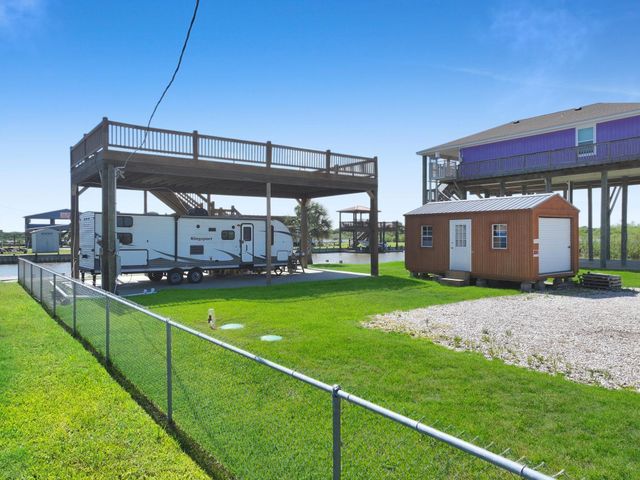 1515 Mabry Street, Gilchrist, TX 77617