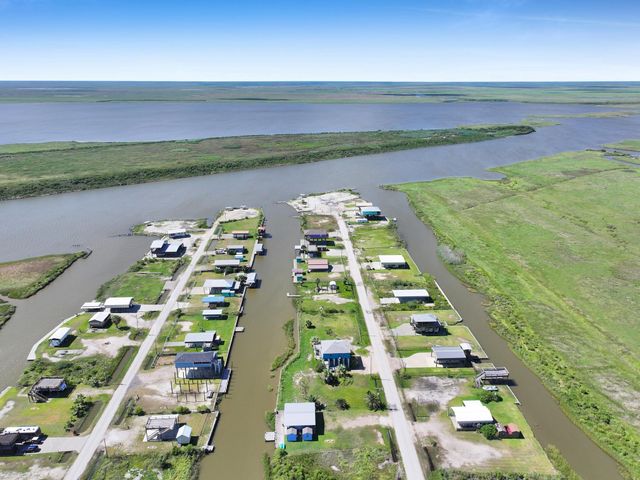 1515 Mabry Street, Gilchrist, TX 77617