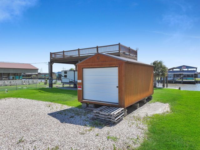 1515 Mabry Street, Gilchrist, TX 77617