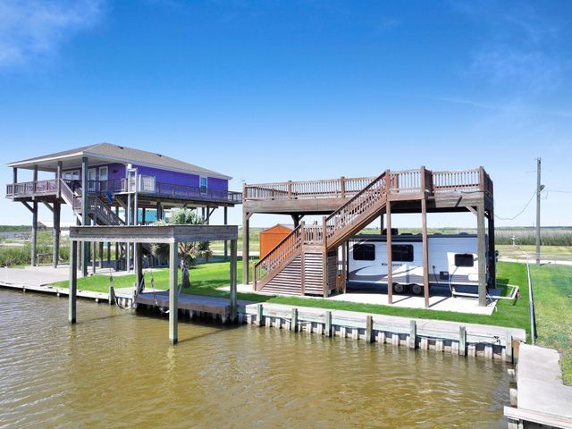 1515 Mabry Street, Gilchrist, TX 77617