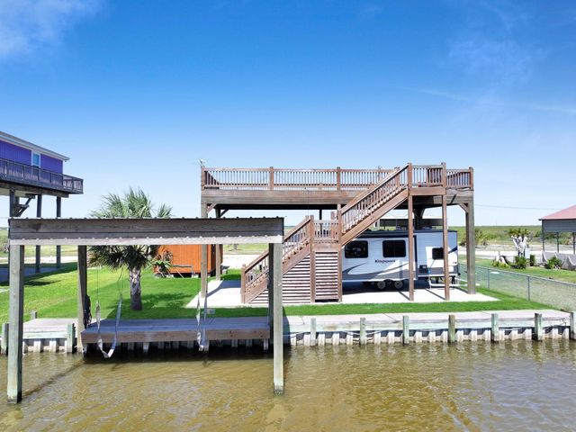 1515 Mabry Street, Gilchrist, TX 77617