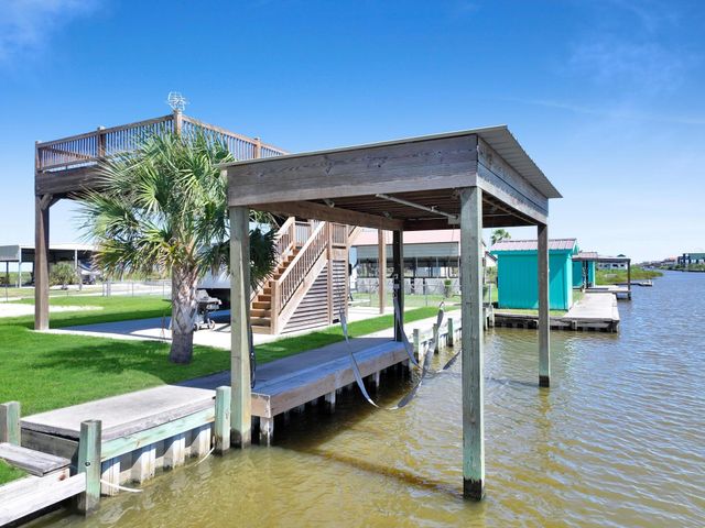 1515 Mabry Street, Gilchrist, TX 77617