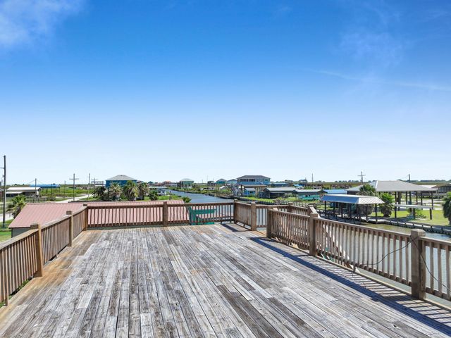 1515 Mabry Street, Gilchrist, TX 77617