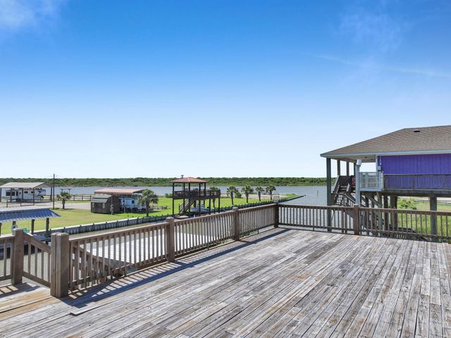 1515 Mabry Street, Gilchrist, TX 77617