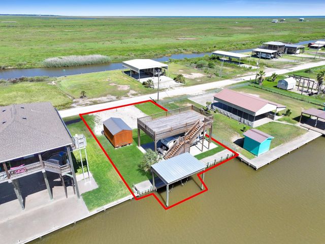 1515 Mabry Street, Gilchrist, TX 77617
