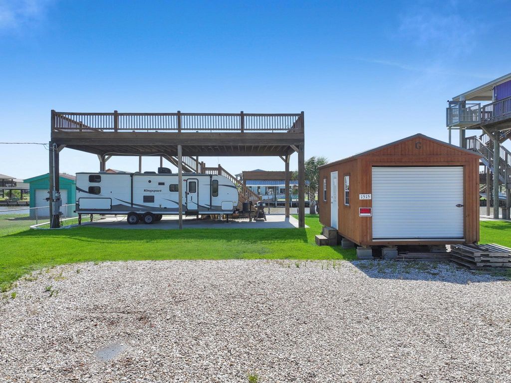 1515 Mabry Street, Gilchrist, TX 77617