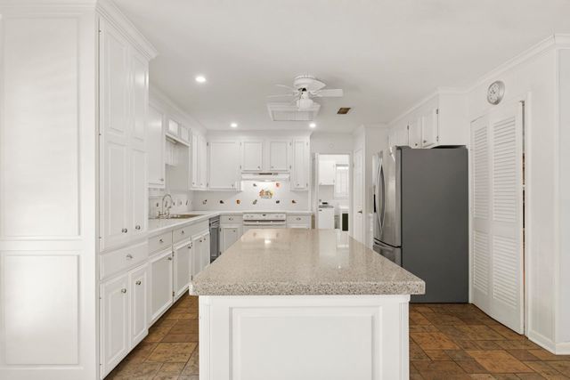909 Elizabeth St, Gilmer, TX 75644